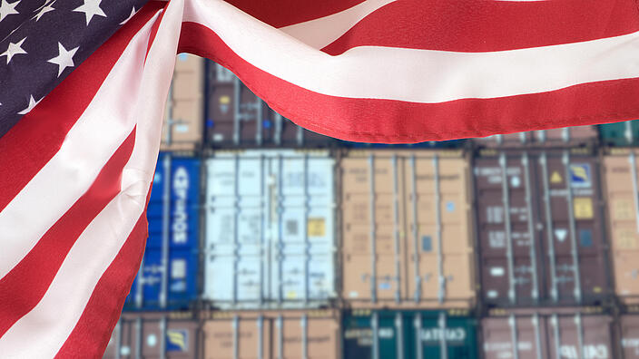 Flagge der USA und Container im Hafen