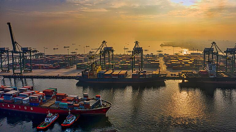 Hafen mit Containerschiffen