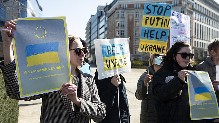 People demonstrating against war in the Ukraine