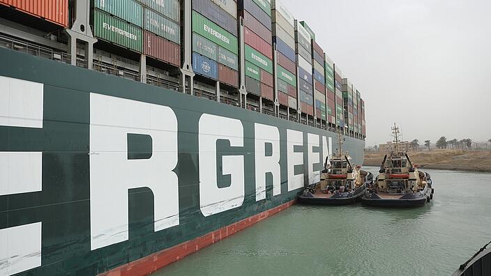 Havariertes Containerschiff im Suezkanal