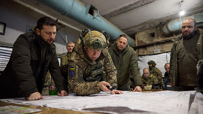 Ukraine president Selenskyj with soldiers and map